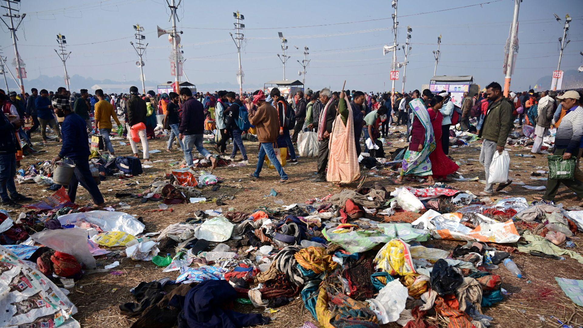 Hindistan'daki bir tren istasyonunda bir izdihamda en az 18 ölü