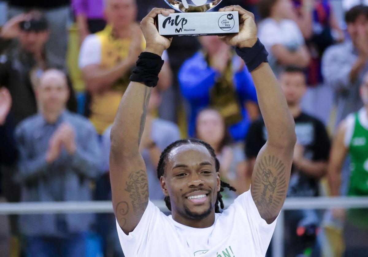 Kendrick Perry, con el trofeo al MVP de la Copa.