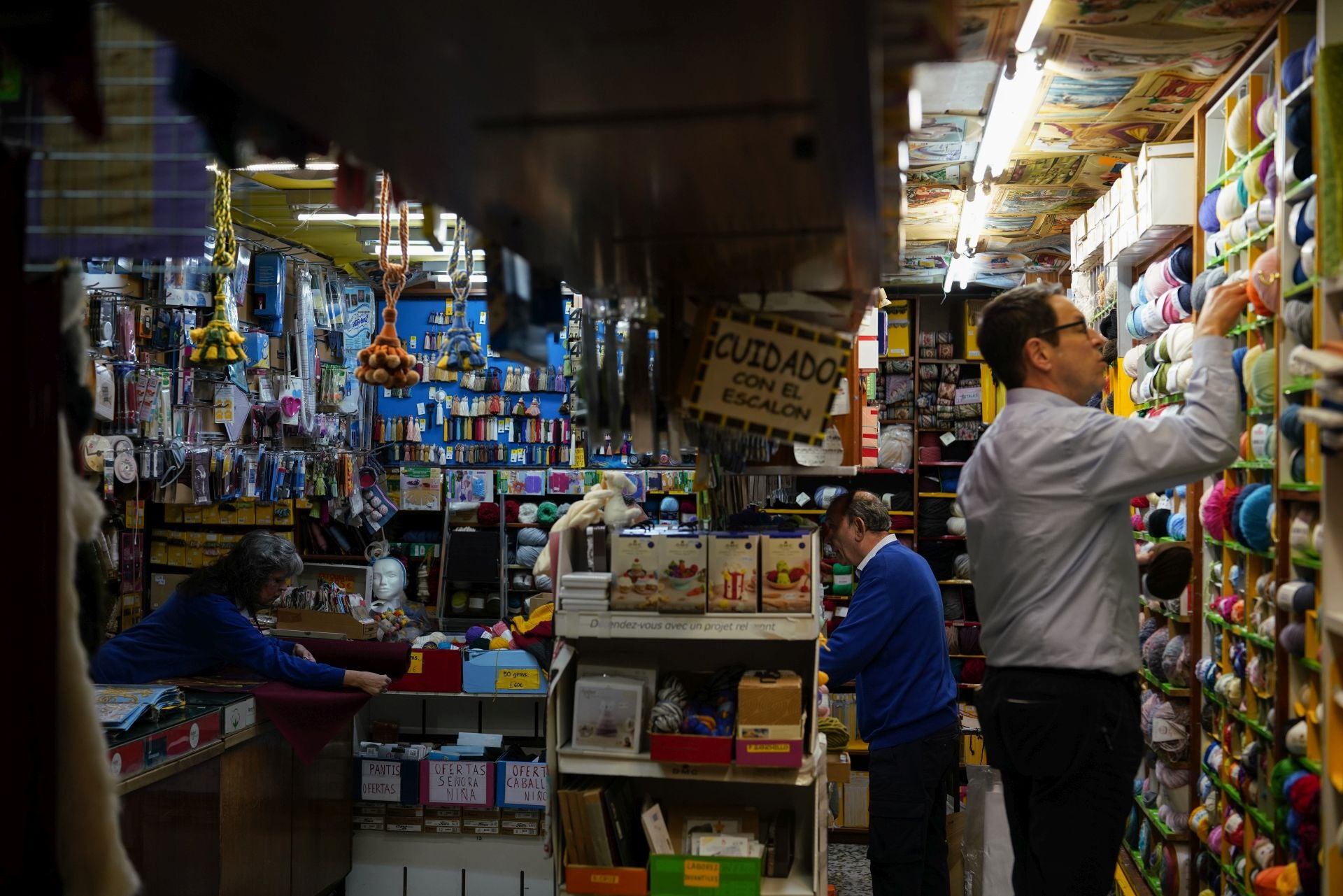 Los productos están divididos por diferentes zonas de la tienda. 