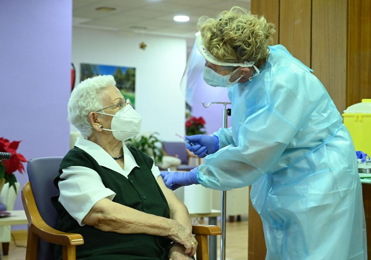 Araceli, de 96 años fué la primera persona en vacunarse contra el COVID-19 en España.