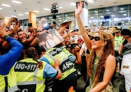 Shakira saluda a sus seguidores a su llegada al aeropuerto Jorge Chávez de Lima (Perú).