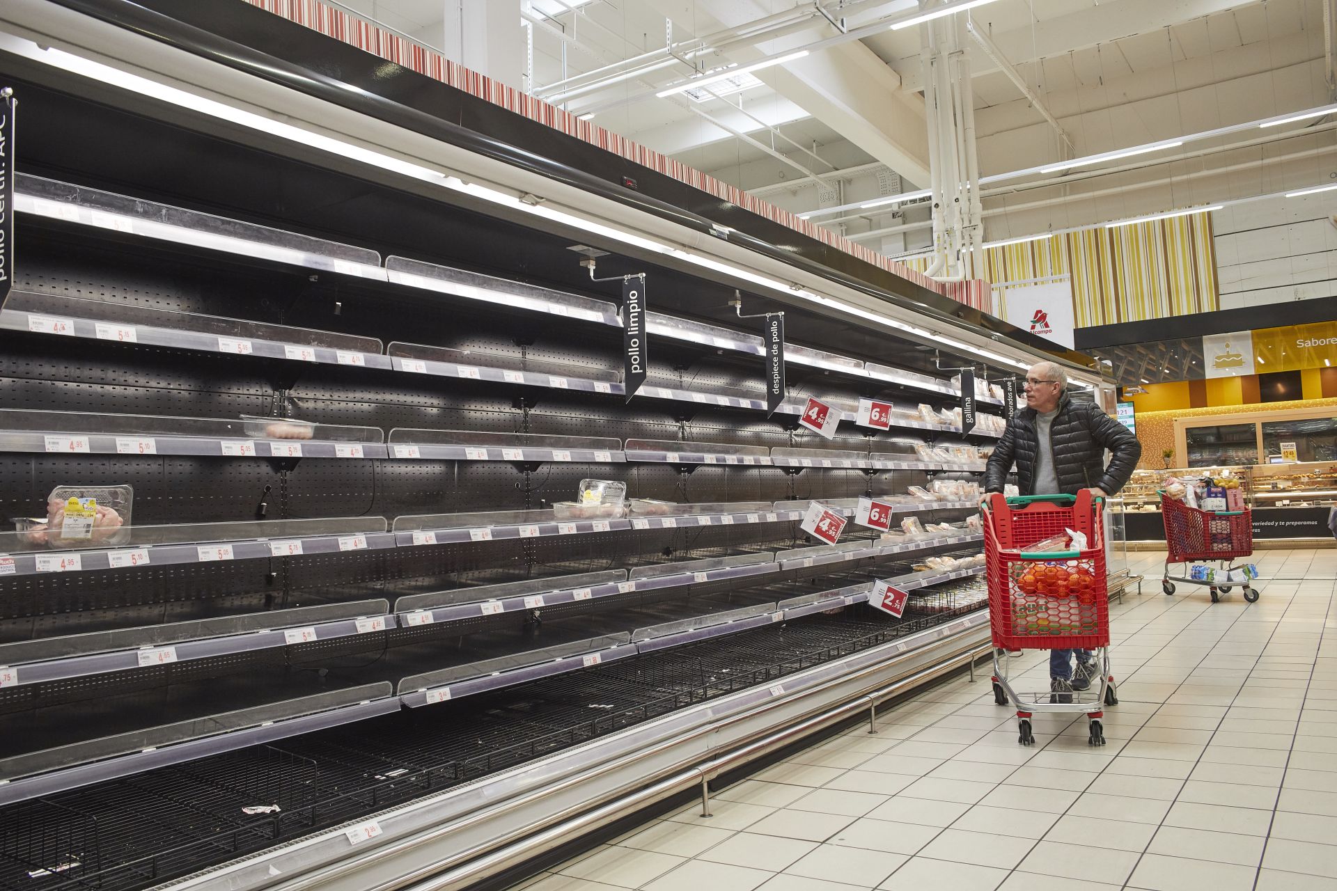 Desabastecimiento. Un hombre pasa junto a las estanterías vacías de un supermercado en Madrid el 10 de marzo de 2020