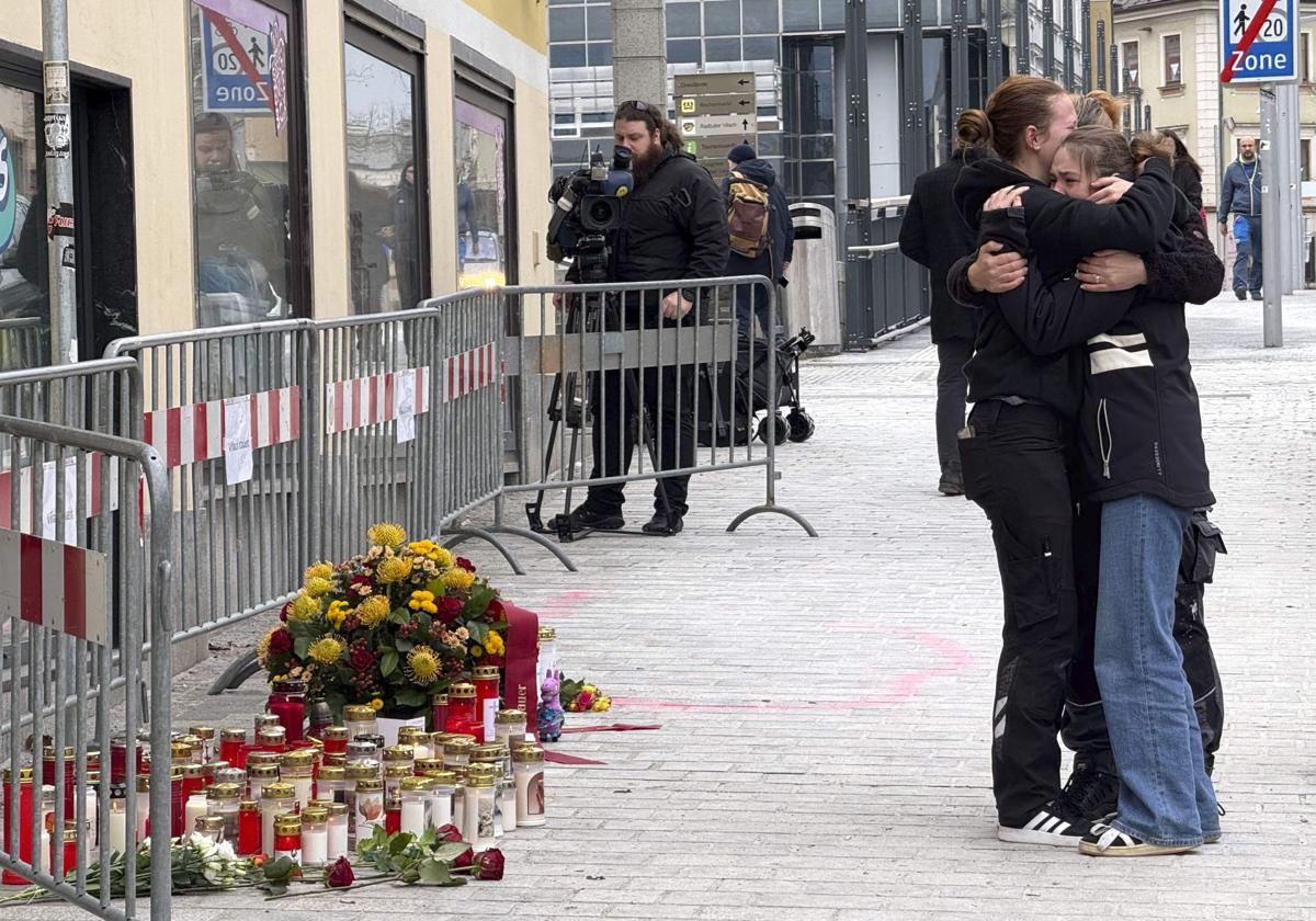 Las flores y las velas en recuerdo a las víctimas se amontonan en el lugar del crimen en Villach.