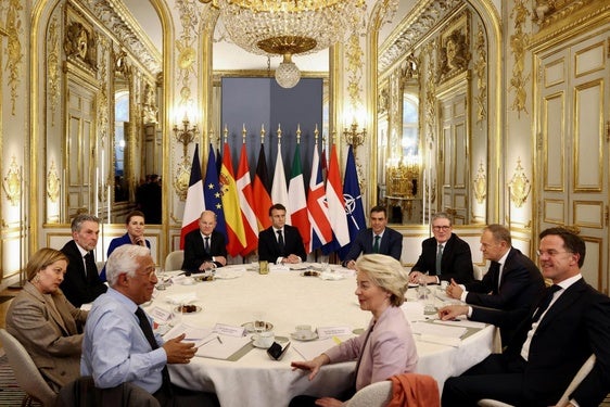 Imagen de la mesa en la que se han reunido los líderes europeos en París.