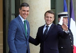 Pedro Sánchez y Emmanuel Macron antes de la reunión de urgencia organizada por el presidente francés.