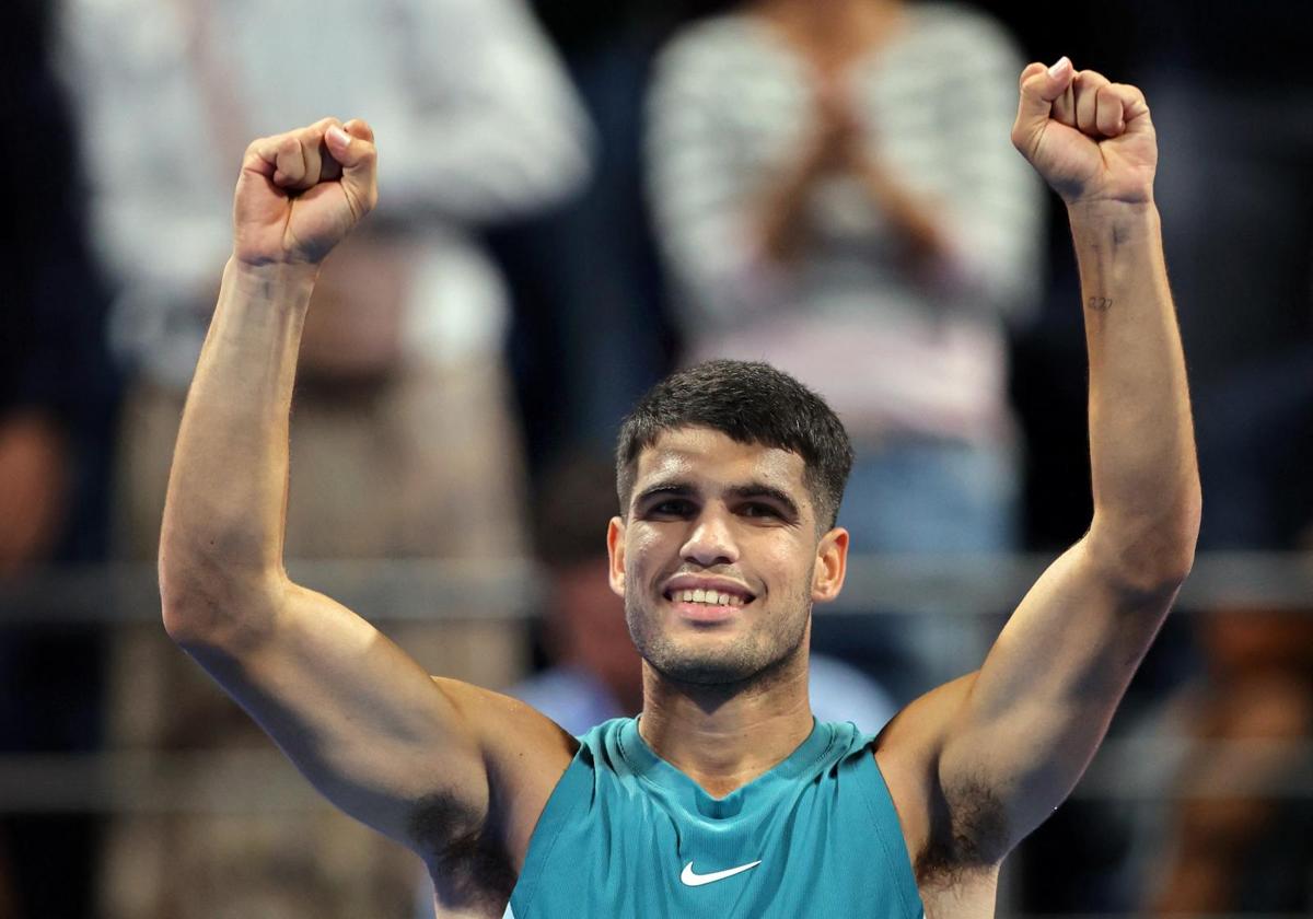 Carlos Alcaraz celebra su victoria ante el croata Marin Cilic en la primera ronda de Doha.