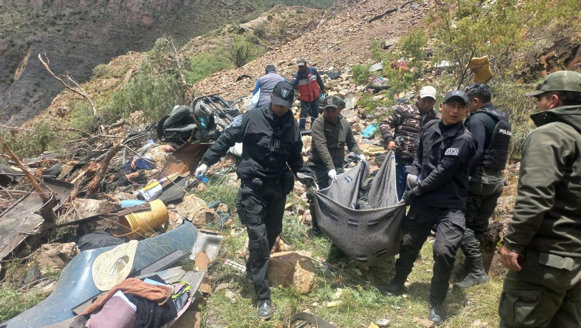 Bolivya'da bir vadiye otobüsün düşmesinden sonra en az 31 ölüm ve 15 yaralandı