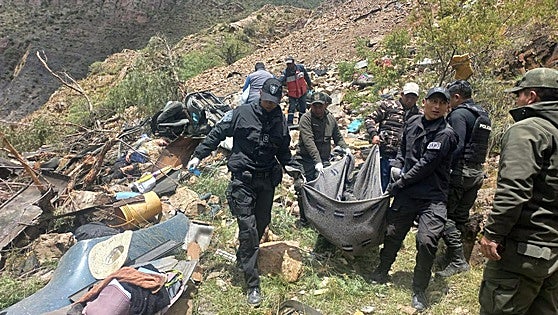 Al menos 31 fallecidos y 15 heridos tras la caída de un autobús a un barranco en Bolivia