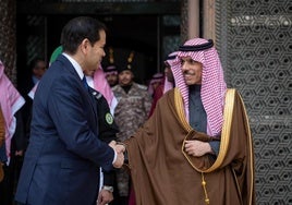 El secretario de Estado de Estados Unidos, Marco Rubio, saluda al príncipe Faisal bin Farhan.