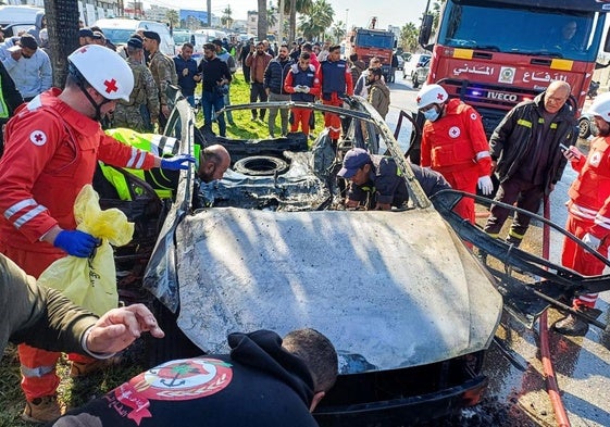 Fuerzas libanesas inspeccionan el coche atacado por Israel en la ciudad sureña de Sidón, en el que falleció un alto cargo de Hamás.