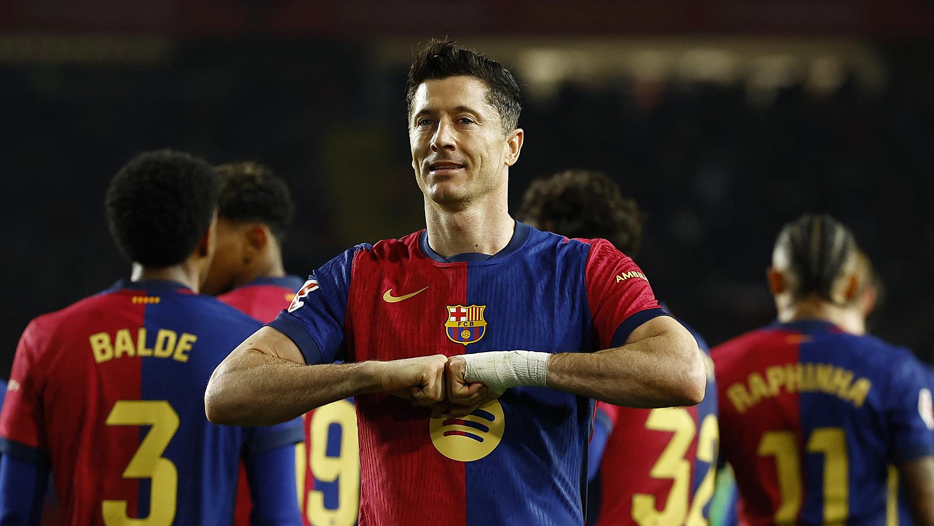 Barça şimşeklere karşı tartışmalarla karşılaşır ve liderdir