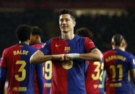 Robert Lewandowski celebra su gol de penalti al Rayo Vallecano.