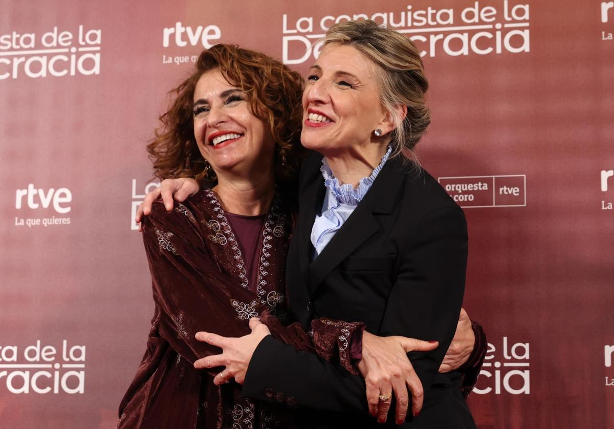 La vicepresidenta primera, María Jesús Montero, y la vicepresidenta segunda, Yolanda Díaz, en su primer encuentro público tras el choque por el SMI.