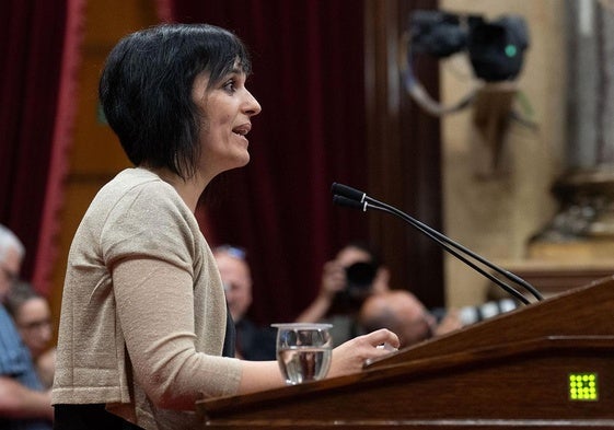 Silvia Orriols interviene en un pleno del Parlament.