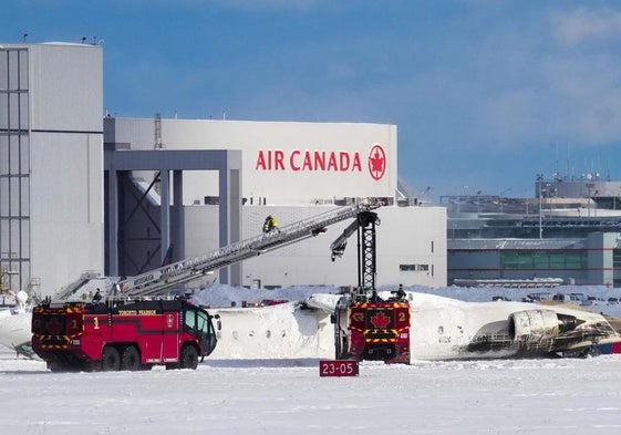 El avión ha quedado con el tren de aterrizaje mirando al cielo