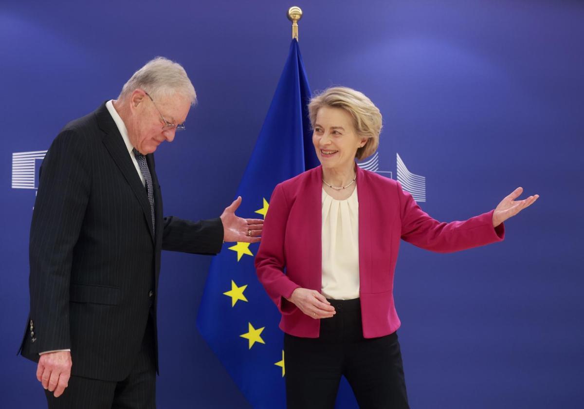 Ursula von der Leyen recibe a Keith Kellog en Bruselas.