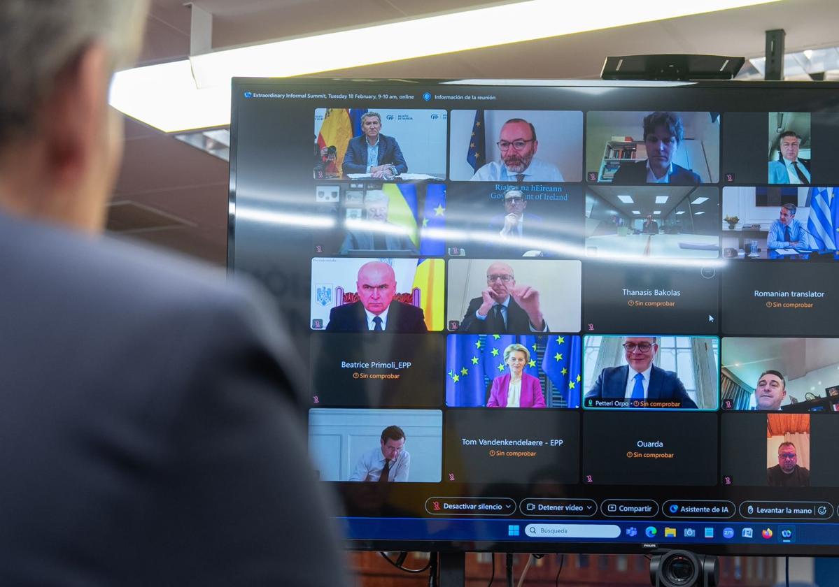 Alberto Núñez Feijóo participa en la reunión telemática con el resto de líderes del Partido Popular Europeo.