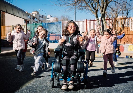 El exoesqueleto permitirá a niños con parálisis cerebral, como Minerva en esta imagen distribuida por el CSIC, desplazarse en entornos como el colegio, los parques o su propio domicilio.