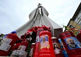 Varias velas a las puertas de la clínica en la que está ingresado el Papa.