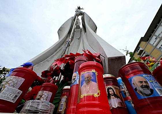 Varias velas a las puertas de la clínica en la que está ingresado el Papa.