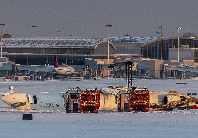 El avión ha quedado con el tren de aterrizaje mirando al cielo.