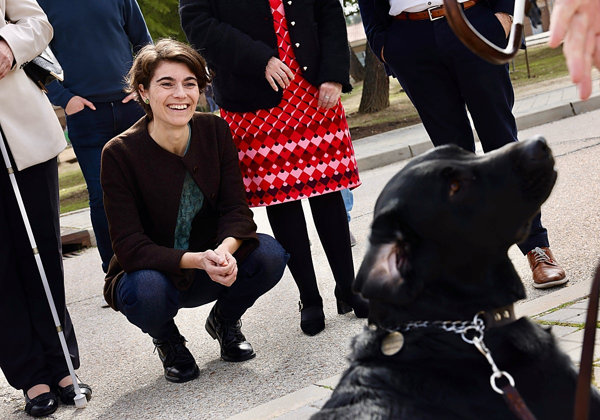 La secretaria de Estado, Rosa Martínez, observa el entrenamiento de un perro en la Fundación ONCE.