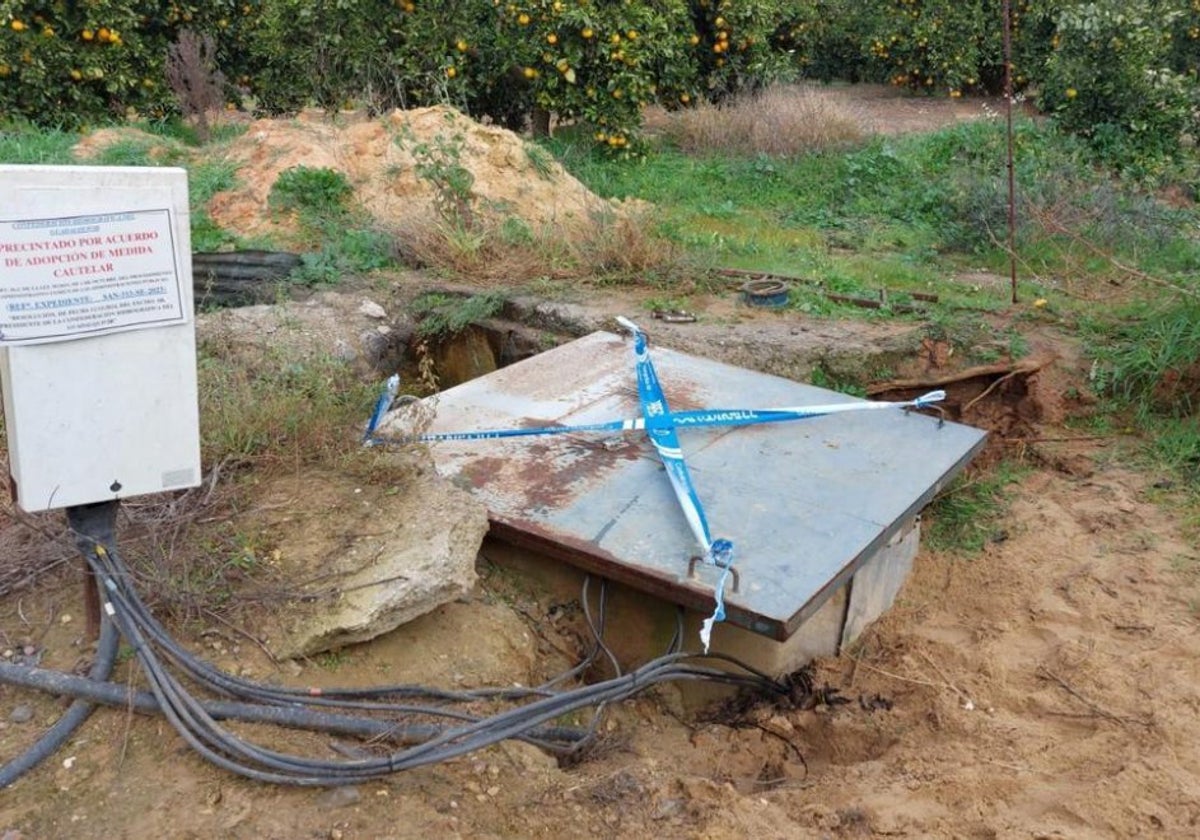 Pozo precintado en la finca agrícola de la Casa de Alba en Aznalcázar, Sevilla.