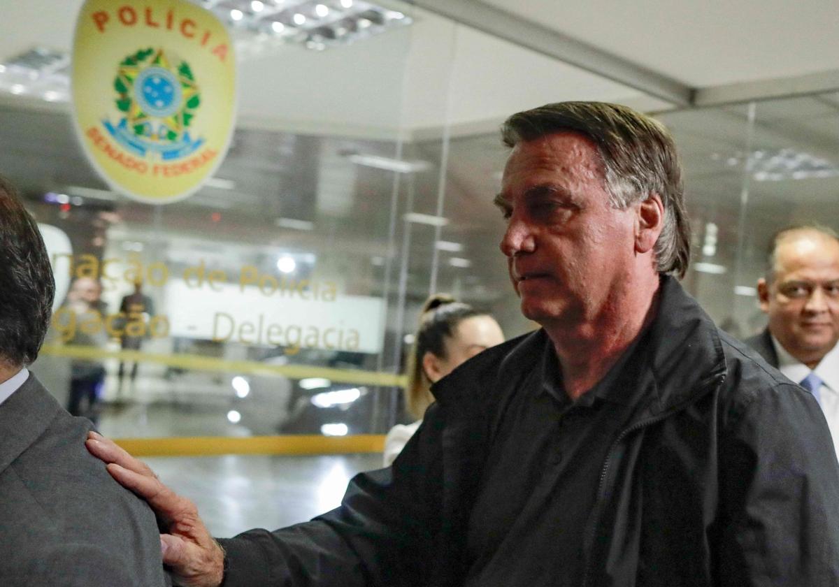 Jair Bolsonaro entra en una reunión con los senadores de la oposición brasileña.