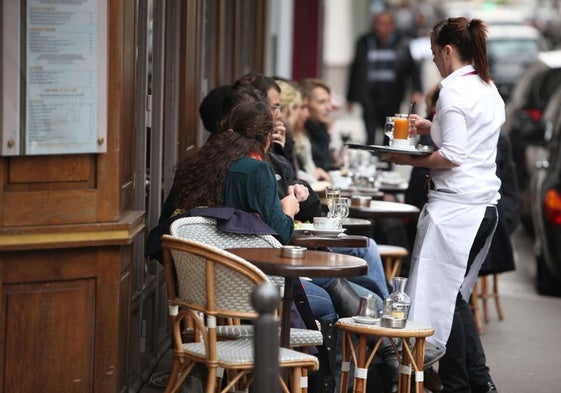 Una mujer trabaja en una terraza.