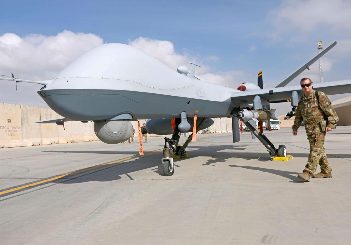 Un oficial de la Fuerza Aérea estadounidense pasa frente a un avión no tripulado MQ-9 Reaper, el modelo utilizado para sobrevolar México.