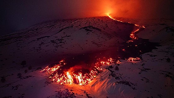 Miles de turistas acuden al Etna para ver la erupción y bloquean los servicios de emergencia