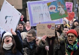 Una protesta en la ciudad alemana de Darmstadt contra Merz tras apoyarse en la ultraderecha.