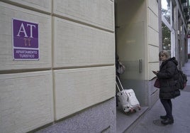 Turistas accediento a un apartamento turístico.