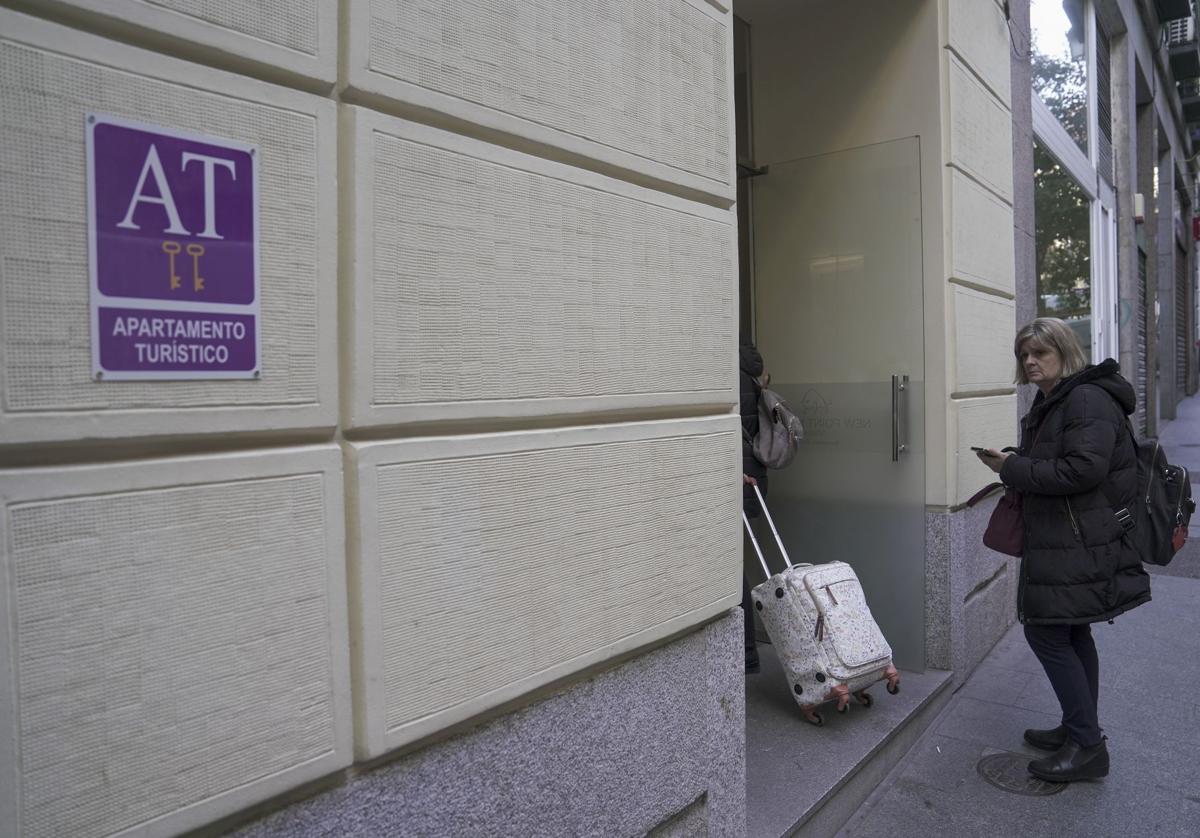 Turistas accediento a un apartamento turístico.