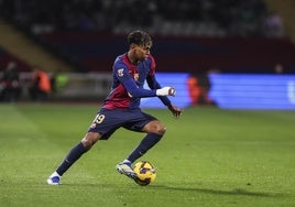 Lamine Yamal conduce el balón durante un partido de Liga.