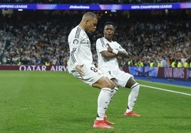 Mbappé y Vinicius celebran el primero de los tres goles que marcó el francés el miércoles contra el Manchester City.