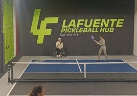 Un jugador de la selección española de pickleball enseñando el deporte.