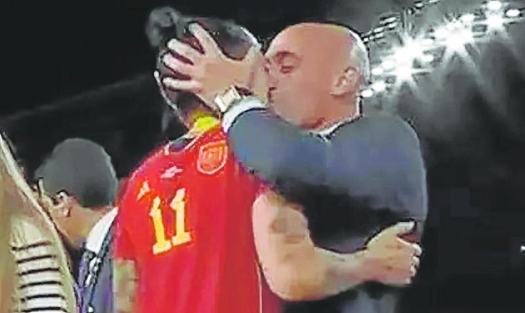 El beso de Luis Rubiales a Jenni Hermoso.