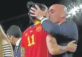 El beso de Luis Rubiales a Jenni Hermoso.