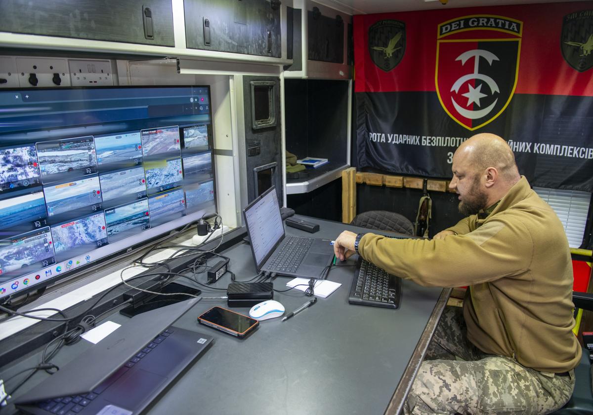 Imagen principal - Procurador en el centro de control y talleres de producción de drones y de su munición.