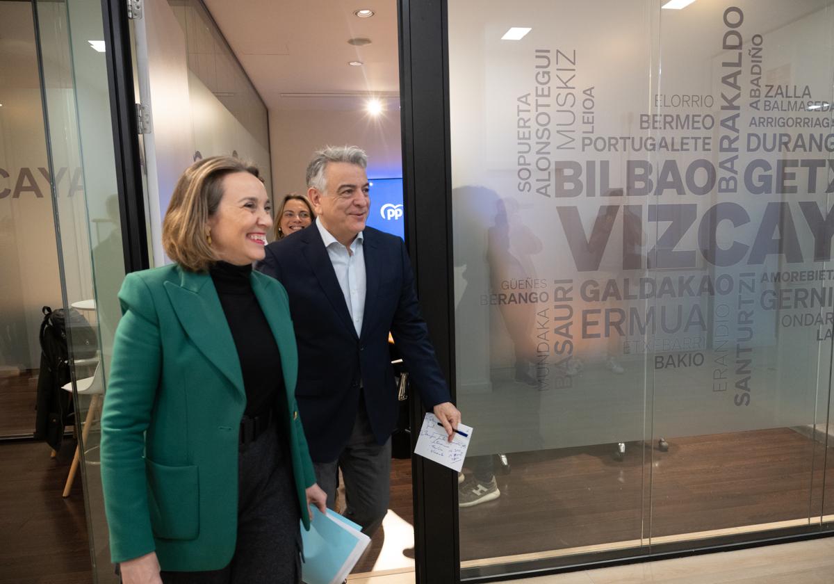 Gamarra y De Andrés comparecen este vierrnes en la sede del PP en Bilbao.