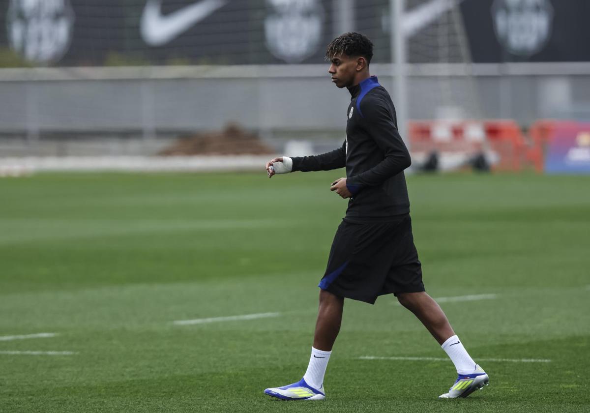 Lamine Yamal, durante el entrenamiento de este viernes del Barcelona.