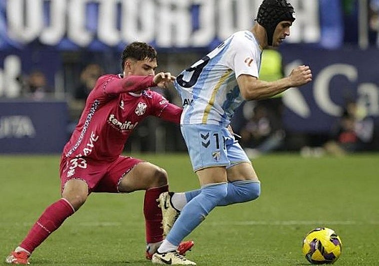 El Málaga hunde un poco más en el descenso al Tenerife