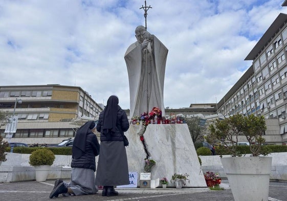 El Papa experimenta «una leve mejoría» sin fiebre y parámetros estables