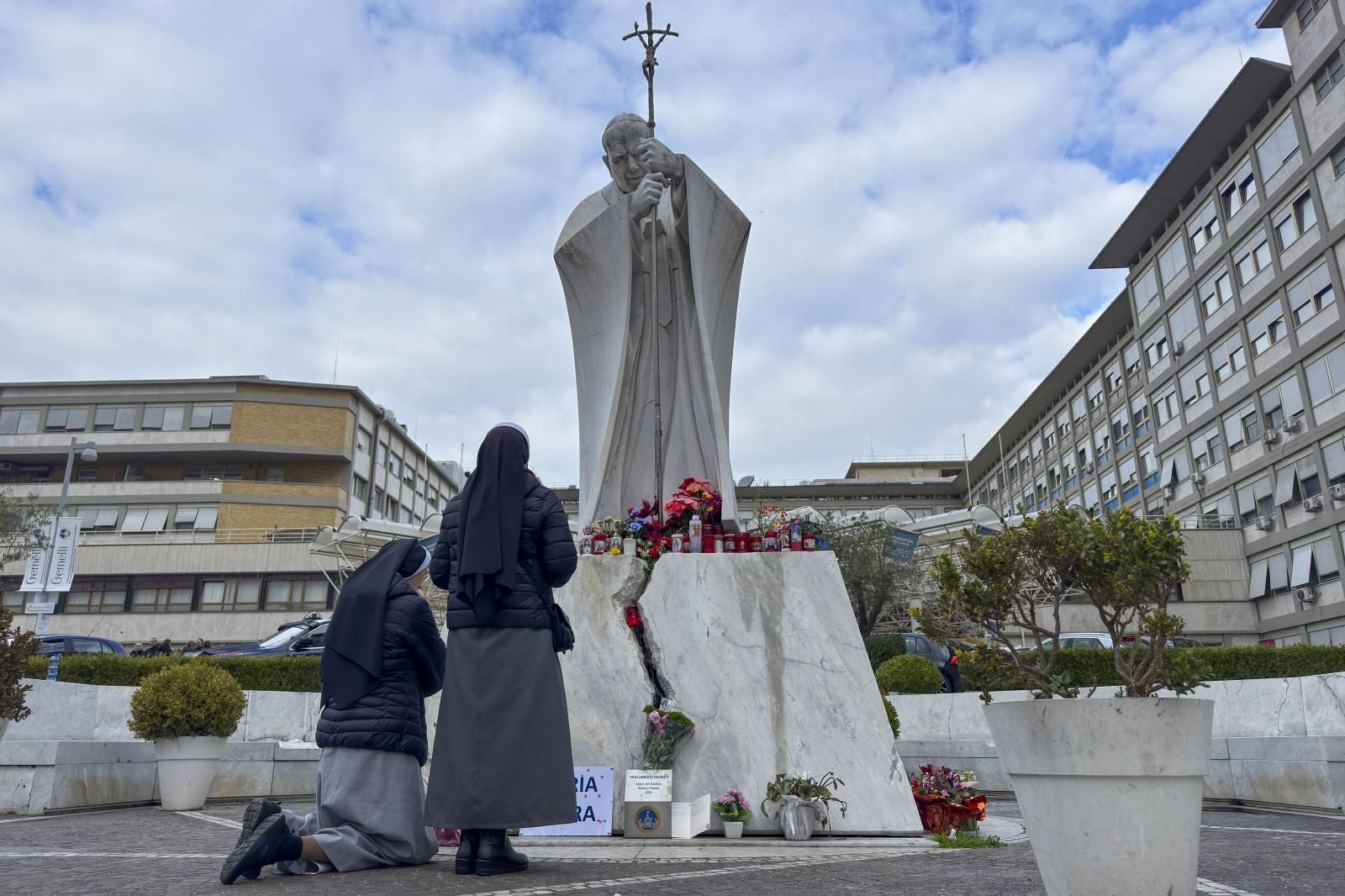 El Papa experimenta «una leve mejoría» sin fiebre y parámetros estables