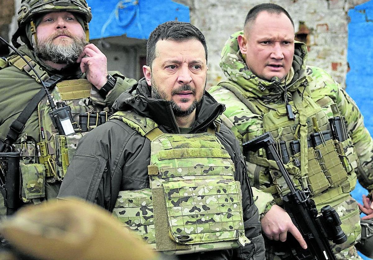 El presidente ucraniano, Volodímir Zelenski, visita a las tropas en la aldea de Robótine.