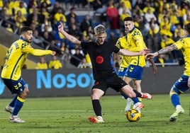 Los tantos de Dani Olmo y Raphinha mantienen al Barça líder en Las Palmas