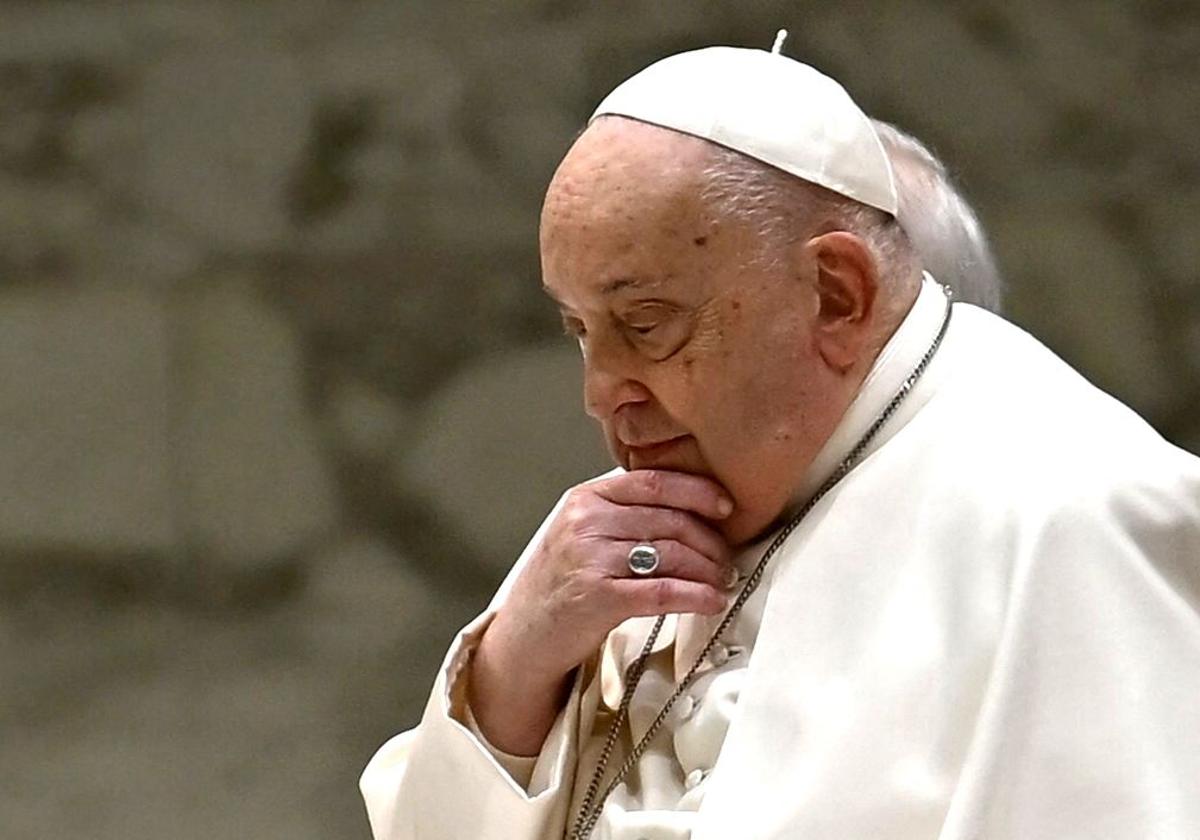 El Papa Francisco pasa «tranquilo» la noche aunque sigue hospitalizado en estado «crítico»