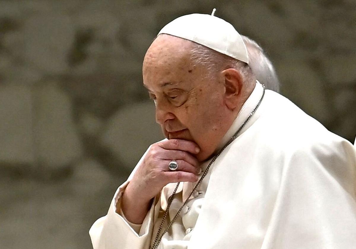 El Papa Francisco pasa «tranquilo» la noche aunque sigue hospitalizado en  estado «crítico» | El Correo