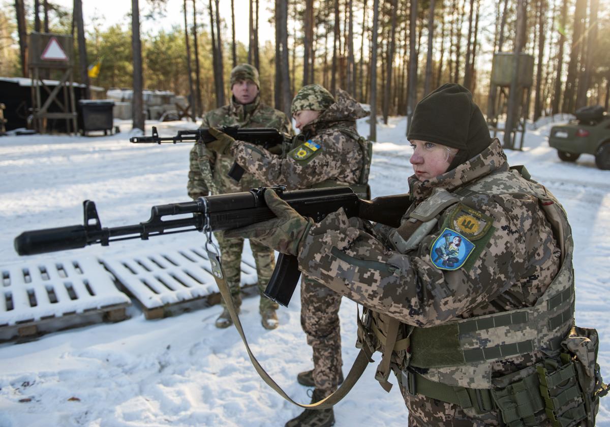 Valkiria entrena con su fusil en un bosque de los alrededores de Kiev.